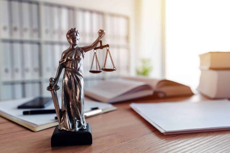 Estátua da Justiça sobre a mesa do escritório Leal Castro